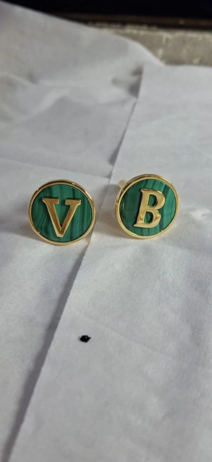 Custom monogram earrings in malachite and 18K gold – bespoke jewellery by AMOLIH
